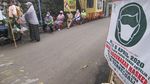 Patut Ditiru! Emak-emak Belanja Sayur Sambil Jaga Jarak