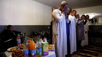 Dan yang terakhir adalah negara Prancis yang memiliki durasi waktu berpuasa mencapai 17 jam per hari. Perlu diketahui Islam adalah satu dari beragam agama di Prancis. Meskipun sejak dahulu Muslim sudah ada di Prancis, baik Prancis daratan maupun wilayah kependudukannya di luar AFP via Getty Images/THOMAS COEX.  