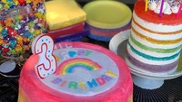 Kue gulali ini juga sangat cantik menghiasi meja pesta ulang tahun seorang anak berusia 3 tahun. Kue pelangi tersebut dijajarkan dengan rainbow cake yang asli. Tak kalah cantik kan? Foto: Instagram @sweetfluffe