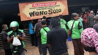 Para Ojol yang mendapatkan bantuan antre dengan tertib dan menerapkan physical distancing. Foto: Istimewa.