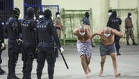 Selain itu para pemimpin mereka juga akan dikirim ke sel isolasi. El Salvador President Press Office via AP.