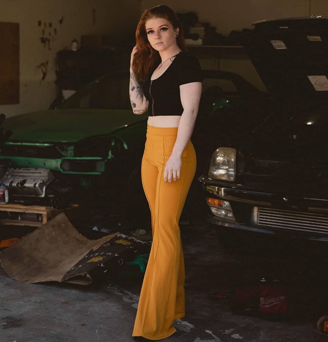 Kirsten sendiri mengaku membuat akun OnlyFans untuk menghasilkan uang tambahan agar bisa membayar utang pendidikan, kredit rumah, dan mulai menabung. Apalagi ia punya mimpi untuk membuka bengkel sendiri dan memiliki mobil balap. Foto: Instagram @ms.reds.wrenching