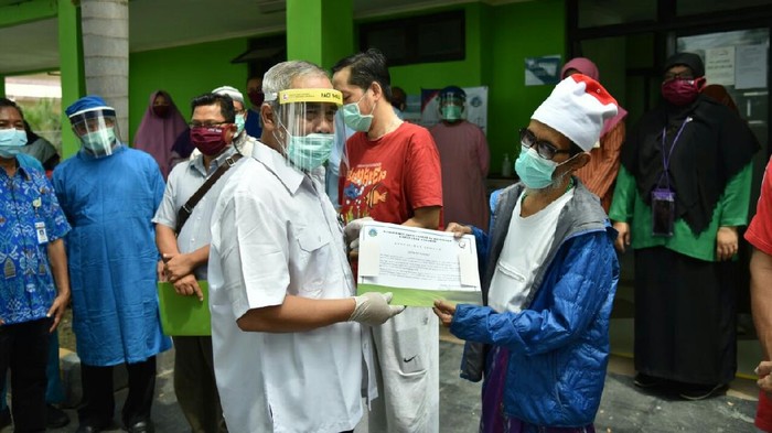 Bupati Kebumen KH Yazid Mahfudz mengantar pasien Corona yang sembuh