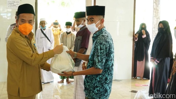 Ribuan warga Kabupaten Pasuruan yang terdampak langsung aturan tertib physical distancing menerima bantuan sosial. Bantuan mendesak ini diharapkan meringankan beban penerima.