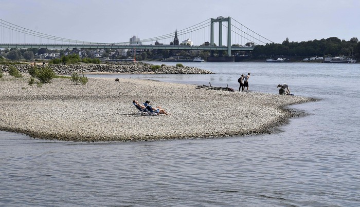 Musim kemarau membuat debit sungai penting di Jerman, Sungai Rhine berkurang drastis. Namun sungai yang mengering tersebut dijadikan tempat bersantai oleh warga.