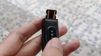 Realme Band mengusung fitur USB Direct Charge. Jadi untuk mengisi daya cukup cabut tali bagian atas, lalu colokkan perangkat ke USB port yang ada. Foto: Virgina Maulita Putri/detikINET