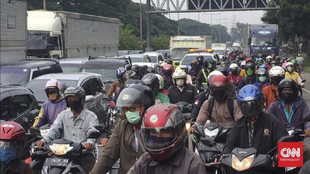 Kemacetan di perbatasan Surabaya-Sidoarjo mewarna penerapan pembatasan sosial berskala besar (PSBB) di wilayah Surabaya Raya, Jawa Timur, Selasa (28/4)