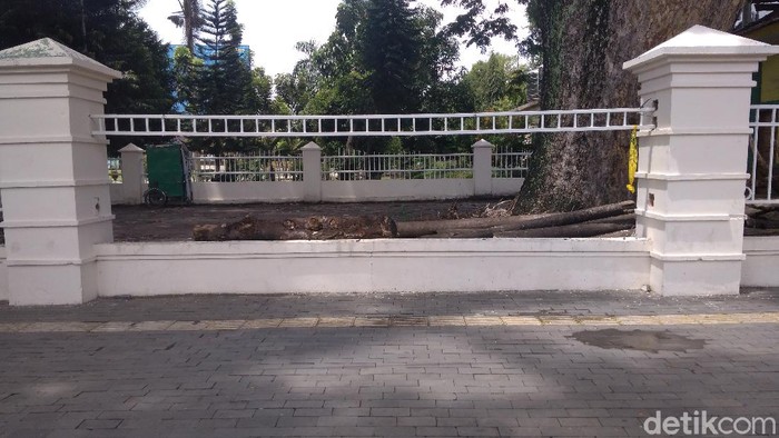 Pagar besi Lapangan Merdeka Medan, Sumatera Utara, lenyap digasak pencuri.