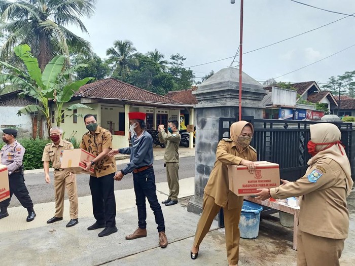 Penyerahan bantuan untuk dua dusun yang karantina mandiri di Purbalingga, Selasa (28/4/2020).