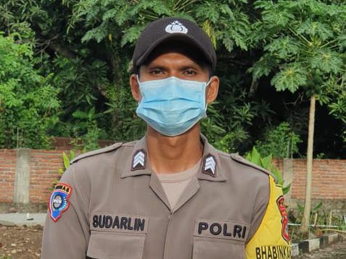 Brigpol Sudarlin, Babinkamtibmas Desa Mattirotasi, Sidrap yang membantu menguburkan jenazah PDP Corona. (Foto: Hasrul/detikcom)
