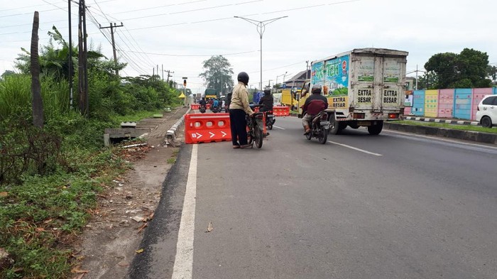 Penyekatan zig-zag di perbatasan masuk ke Medan (Haris Fadhil-detikcom)