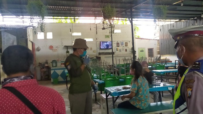 Polisi, TNI dan Satpol PP sidak di pusat kota pada penerapan PSBB hari pertama di Surabaya