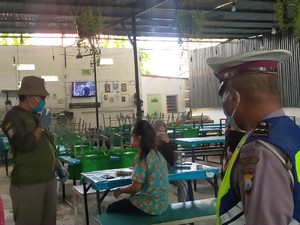Petugas Gabungan Temukan Kafe dan Restoran Sediakan Meja-Kursi Saat PSBB