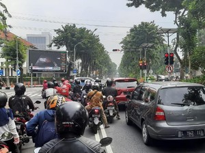 Jalanan Kota Surabaya Masih Ramai Pengguna Jalan di Hari Pertama PSBB