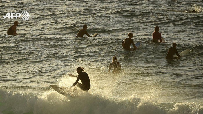 Pengunjung di Pantai Bondi, Australia setelah pelonggaran pembatasan Corona (AFP)