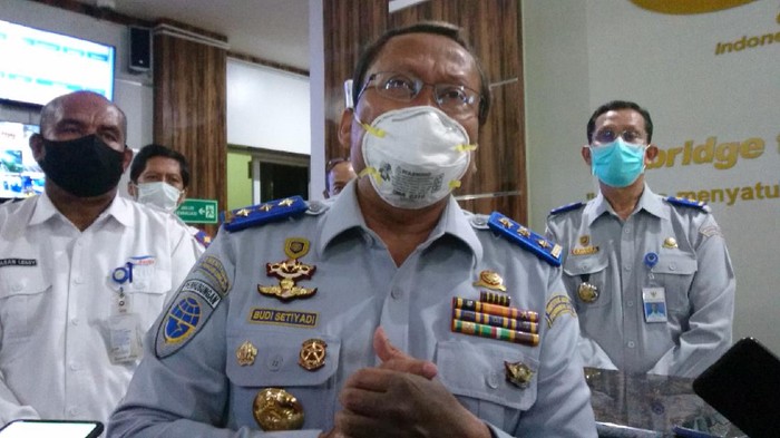 Dirjen Hubdat Budi Setiyadi meninjau Pelabuhan Merak, Banten, Selasa (28/4/2020).