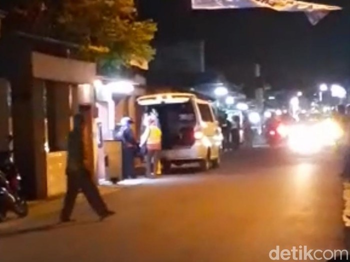 Video petugas mengenakan alat pelindung diri (APD) menjemput seorang pasien beredar luas. Aksi penjemputan itu terjadi di Desa Sidodadi, Kecamatan Taman, Sidoarjo.