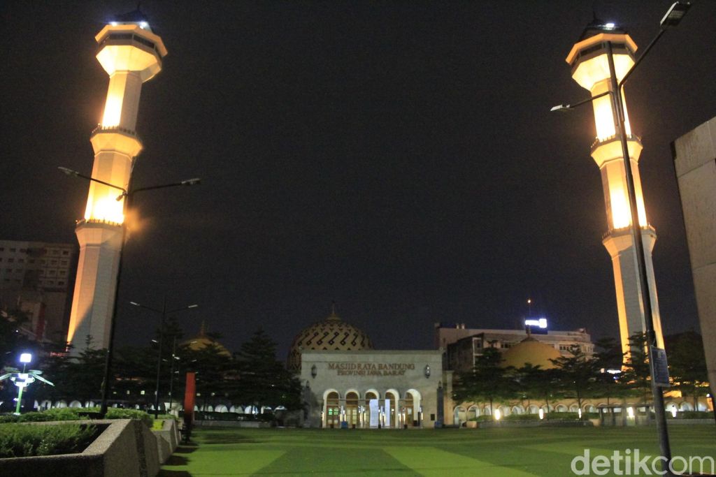 Suasana malam di Masjid Agung Bandung pasca PSBB.