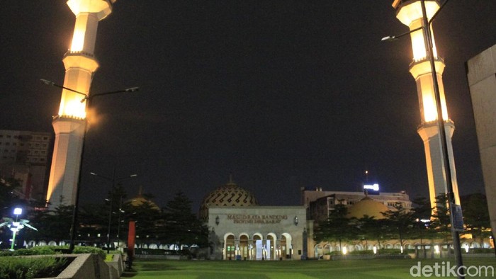 Suasana malam di Masjid Agung Bandung pasca PSBB.