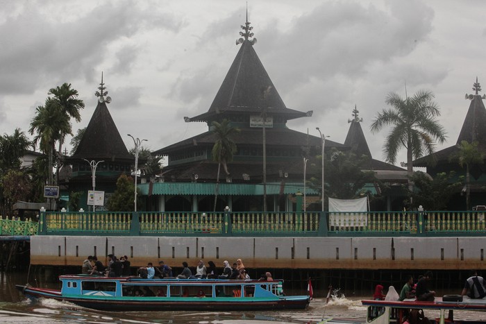 WISATA RELIGI MASJID SULTAN SURIANSYAH Perahu bermesin (kelotok) melintas di sungai kuin berlatar Masjid Sultan Suriansyah Banjarmasin, Kalimantan Selatan, Minggu (08/03/2020). Masjid Sultan Suriansyah merupakan masjid bersejarah dan salah satu masjid tertua di Kalsel berbahan kayu ulin yang menjadi salah satu tujuan wisata religi di Kalimantan Selatan. ANTARA FOTO/Makna Zaezar/hp.
