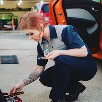 Cerita Kirsten pun jadi viral setelah ia mengunggah sebuah postingan di Twitter. Wanita cantik itu menulis Sangat disayangkan mereka memecatku hanya karena fan page-ku padahal aku ahli di dealership selagi mengunggah videonya sedang mengganti AC mobil. Foto: Instagram @ms.reds.wrenching