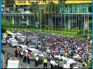 PSBB Hari Pertama, Pintu Masuk ke Surabaya Dipadati Kendaraan