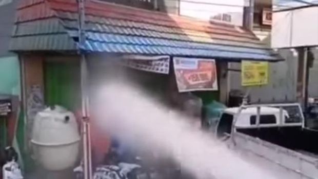 Puluhan Toko di Makassar Disemprot Air karena Nekat Buka Saat PSBB (Foto: Dok. Satpol PP)