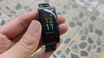 Gelang pintar ini memiliki sertifikasi IP68 yang bisa melindungi perangkat dari kotoran, debu, pasir dan air. Foto: Virgina Maulita Putri/detikINET