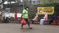 Tak terlihat adanya kerumunan saat berbelanja sayur seperti pada umumnya.