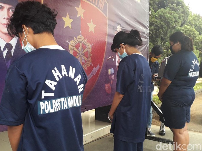 Polisi amankan 4 pelaku pembunuhan driver taksi online di Bandung. Keempat pelaku diduga rencanakan pembunuhan karena tak sanggup bayar ongkos perjalanan.