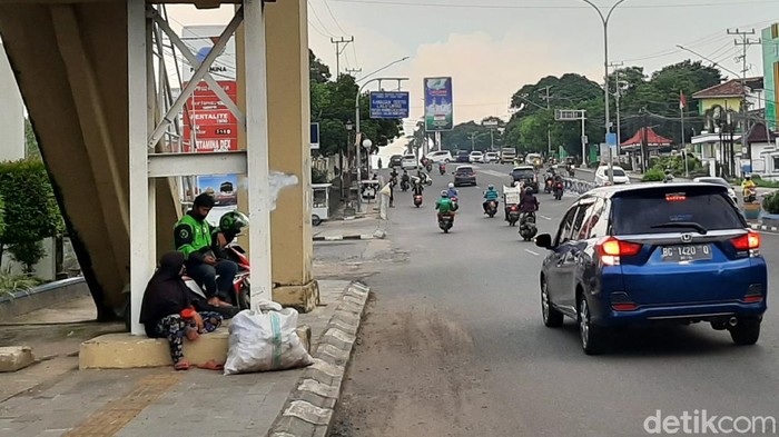 Manuasia Karung Mulai Terlihat di Trotoar Palembang.