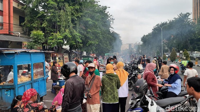 Jualan Takjil di  Surabaya  Masih Ramai Meski PSBB Satpol 