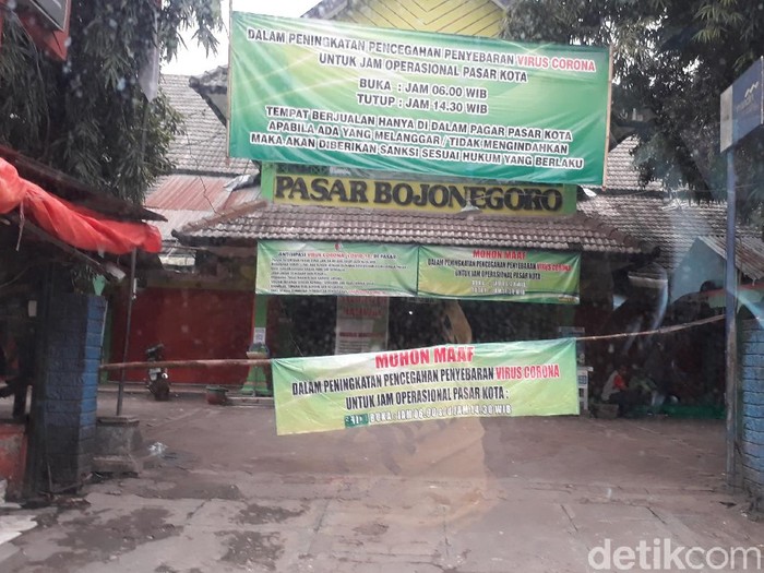 Empat santri Ponpes Al Fatah di Temboro, Magetan yang pulang ke Bojonegoro menjalani rapid test. Hasilnya reaktif.