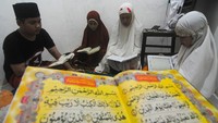 Sementara yang lainnya itu tetap menjalankan ibadah dan membaca alquran di rumah saja. Kegiatan tadarus alquran juga dapat dilakukan di rumah bersama keluarga. ANTARA FOTO/Saiful Bahri