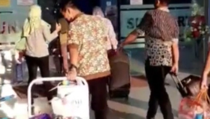 Tiga perawat yang bertugas di RSUD Bung Karno (RSBK) Solo, terusir dari tempat kos. Disebut-sebut, ada warga yang enggan menerima keberadaan mereka karena khawatir penularan Corona. Kejadian itu disesalkan banyak pihak. Kini para perawat ditampung di RS.