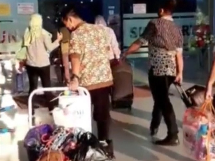 Tiga perawat yang bertugas di RSUD Bung Karno (RSBK) Solo, terusir dari tempat kos. Disebut-sebut, ada warga yang enggan menerima keberadaan mereka karena khawatir penularan Corona. Kejadian itu disesalkan banyak pihak. Kini para perawat ditampung di RS.