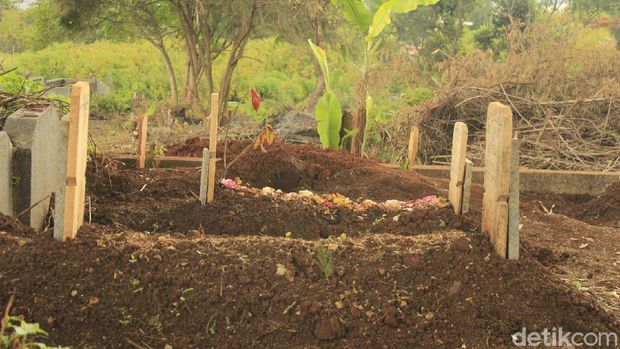 Penggali Makam di TPU Cikadut Bandung