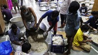 Bahkan semangat gotong royong terlihat di India yang semangat membuat menu berbuka puasa untuk umat Muslim migran di India. Walaupun masih dalam masa lockdwon hal itu tidak membuat rasa tolong menolong itu hilang. AP Photo/Rajanish Kakade.