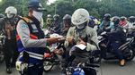Kendaraan Menumpuk di Hari Pertama PSBB Surabaya
