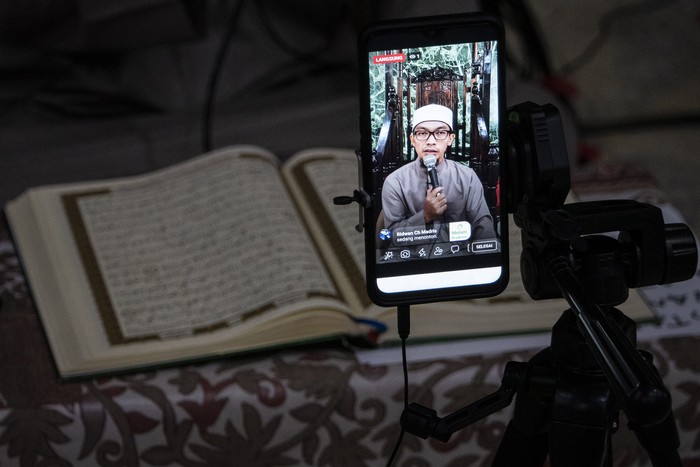 Imam Ustaz H Deden M Ramadhan menyiarkan acara tadarus Al-Quran secara dalam jaringan di Masjid Agung Sunda Kelapa, Jakarta, Senin (27/4/2020). Sekretaris Dewan Pengurus Masjid Agung Sunda Kelapa Ismed Hasan Putro menyebut kegiatan ibadah di lingkungan masjid selama bulan suci ramadhan ditiadakan namun tetap menyiarkan tadarus secara daring guna mencegah penyebaran virus Corona (COVID-19). ANTARA FOTO/Dhemas Reviyanto/wsj.