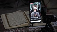 Imam Ustaz H Deden M Ramadhan menyiarkan acara tadarus Al-Quran secara dalam jaringan di Masjid Agung Sunda Kelapa, Jakarta, Senin (27/4/2020). ANTARA FOTO/Dhemas Reviyanto