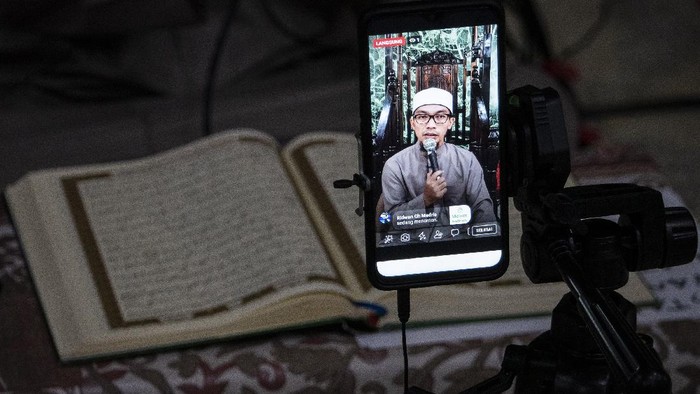 TADARUS DARING MASJID AGUNG SUNDA KELAPA Imam Ustaz H Deden M Ramadhan menyiarkan acara tadarus Al-Quran secara dalam jaringan di Masjid Agung Sunda Kelapa, Jakarta, Senin (27/4/2020). Sekretaris Dewan Pengurus Masjid Agung Sunda Kelapa Ismed Hasan Putro menyebut kegiatan ibadah di lingkungan masjid selama bulan suci ramadhan ditiadakan namun tetap menyiarkan tadarus secara daring guna mencegah penyebaran virus Corona (COVID-19). ANTARA FOTO/Dhemas Reviyanto/wsj.