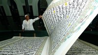Berbeda dengan Ramadhan biasanya, Ramadhan yang dilaksanakan tahun ini dijalankan seiring pandemi COVID-19 yang merata di belahan dunia. Di Banyuwangi ini mereka tadarusan dengan al-quran raksasa. ANTARA FOTO/Budi Candra Setya