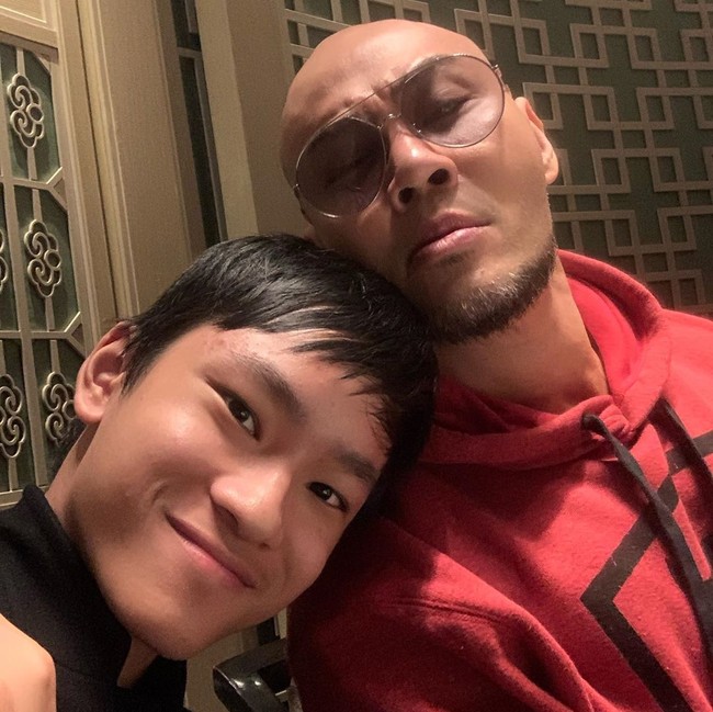 Deddy Corbuzier dan sang anak, Azka Corbuzier memiliki keyakinan yang berbeda. Hal itu dikarenakan Deddy Corbuzier memutuskan untuk menjadi mualaf pada tahun 2019. Sedangkan sang anak masih memeluk agama Katolik. Foto: Instagram