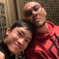 Deddy Corbuzier dan sang anak, Azka Corbuzier memiliki keyakinan yang berbeda. Hal itu dikarenakan Deddy Corbuzier memutuskan untuk menjadi mualaf pada tahun 2019. Sedangkan sang anak masih memeluk agama Katolik. Foto: Instagram