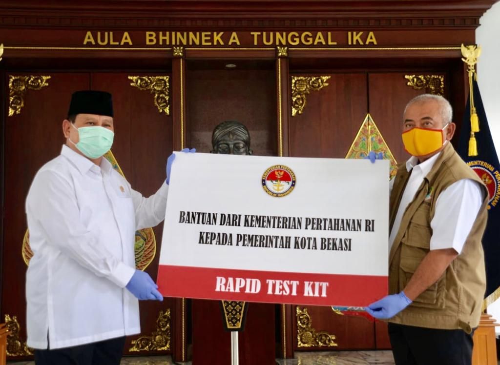 Menhan Prabowo Subianto Serahkan Bantuan 5000 Rapid Test Kit dari Kemhan Untuk Pemkot Bekasi.