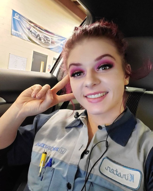 Aku adalah pekerja yang hebat dengan nilai sempurna yang tidak pernah terlibat masalah. Ketika aku bekerja dan aku sedang di jam kerja, aku melakukan pekerjaanku dan aku andal. Aku bersikap baik ketika kerja. Aku memakai seragam. Aku melakukan apa yang seharusnya dilakukan, katanya kepada Buzzfeed. Foto: Instagram @ms.reds.wrenching