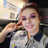 Aku adalah pekerja yang hebat dengan nilai sempurna yang tidak pernah terlibat masalah. Ketika aku bekerja dan aku sedang di jam kerja, aku melakukan pekerjaanku dan aku andal. Aku bersikap baik ketika kerja. Aku memakai seragam. Aku melakukan apa yang seharusnya dilakukan, katanya kepada Buzzfeed. Foto: Instagram @ms.reds.wrenching