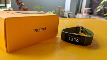 Realme Band mengusung layar berwarna berukuran 0,96 inch. Untuk mengoperasikannya bisa menggunakan tombol sentuh yang berada di bawah layar. Foto: Virgina Maulita Putri/detikINET