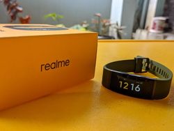 Unboxing Realme Band, Fitness Tracker Murah Penantang Mi Band